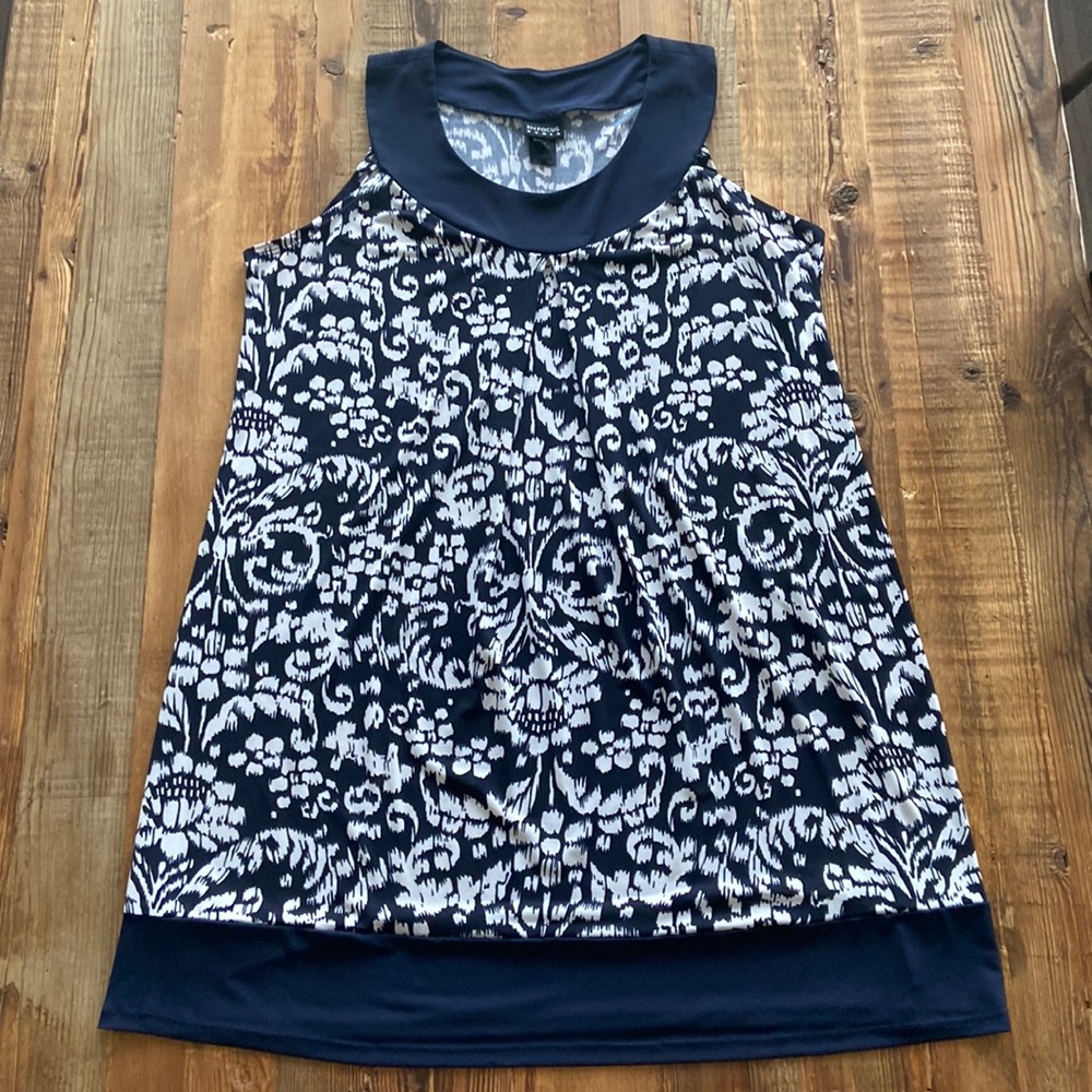 Perfect lightweight dress. Neckline is very sexy.
